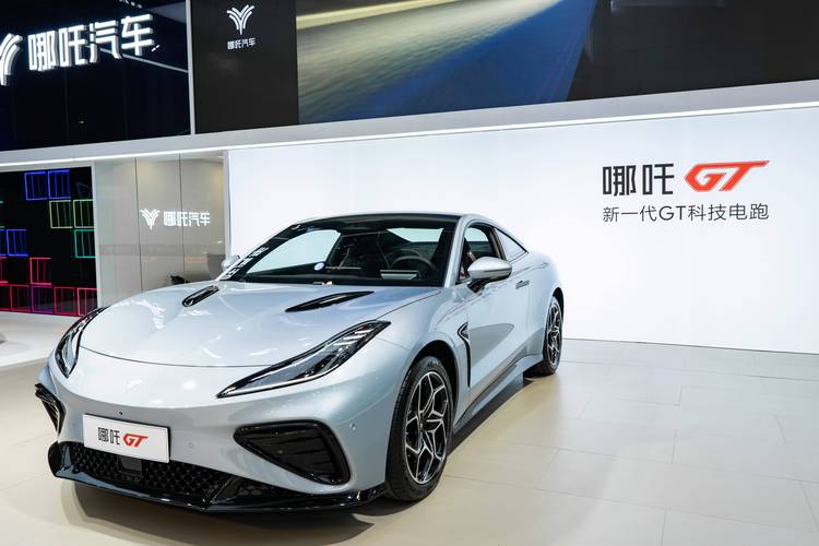 广州315哪吒汽车在智能汽车领域的表现，领途汽车在新能源汽车市场中的影响力